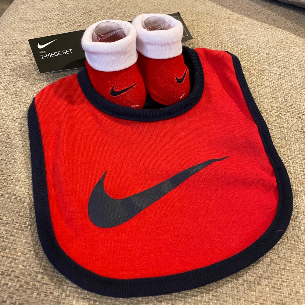 Nike bib and matching socks set